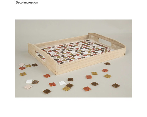 Holztablett mit Mosaikmuster und einzelnen Mosaiksteinen