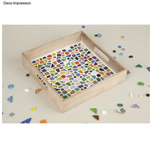 Holztablett mit bunten Mosaiksteinen