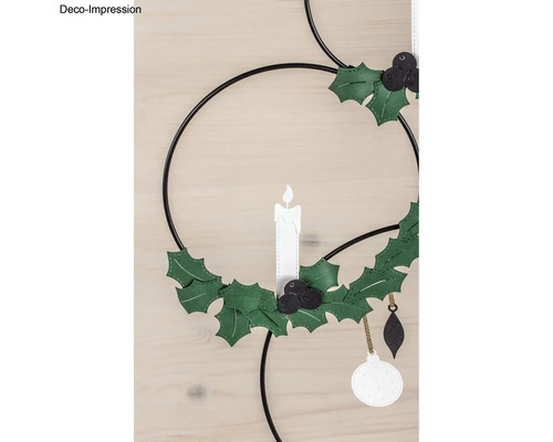 Dekorativer Adventskranz mit Stechpalmenblättern, Kerze und Christbaumkugeln