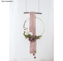 Dekorativer Wandbehang mit Ring, Textilband, Pflanzen, Baumwolle und Beeren