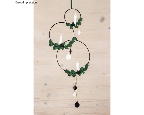 Dekorative Hängeleuchte mit Kerzen, Stechpalmenblättern und Ornamenten