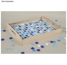 Holztablett mit Mosaikmuster und losen Mosaiksteinen
