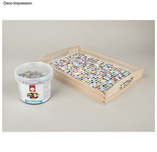 Holztablett mit Mosaikfliesen und Behälter mit losen Fliesen