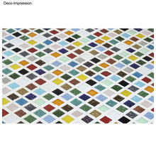 Mosaikfliese mit quadratischen Elementen in verschiedenen Farben