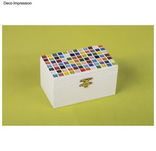 Dekorative weiße Holzkiste mit Mosaikfliesen und goldenem Verschluss