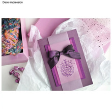 Dekoratives Geschenkarrangement mit Karte und Schleife