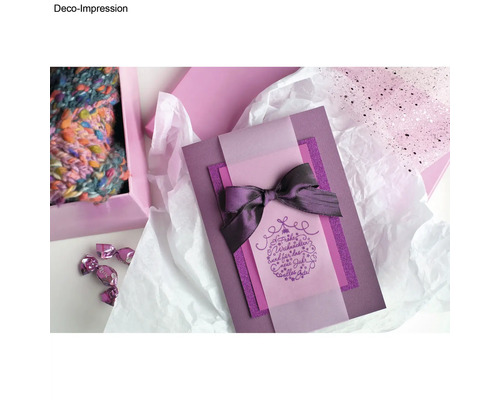 Dekoratives Geschenkarrangement mit Karte und Schleife