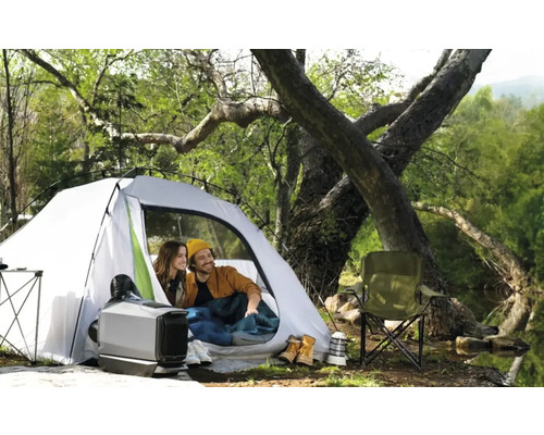 Szene mit Campingplatz, Zelt, Campingheizung und zwei Personen