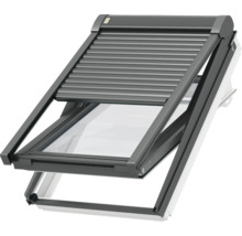 Geöffnetes Dachfenster mit Rollladen