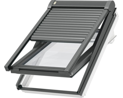 Geöffnetes Dachfenster mit Rollladen