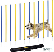 Agility-Set mit Hund beim Slalomlauf, inklusive Tragetasche und Befestigungsmaterial
