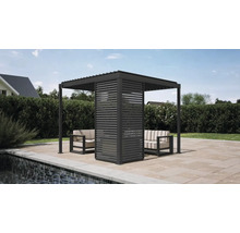 Freistehende Pergola mit Lamellenwand und Sitzgelegenheiten im Garten