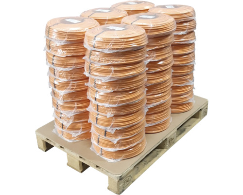 Palette mit Rollen von Heizungsrohren