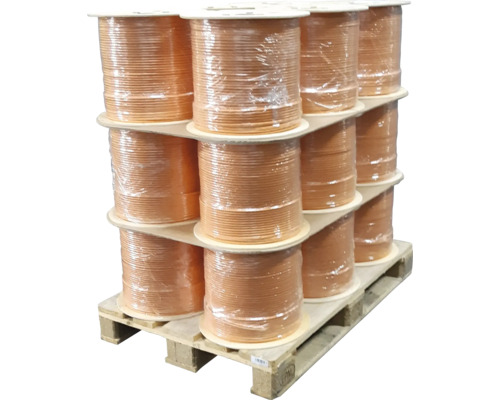 Holzpalette mit mehreren Rollen Installationskabel