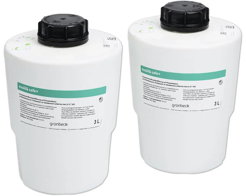 Zwei Behälter mit Grünbeck exaliQ safe+ Minerallösung zur Trinkwasserbehandlung