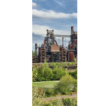 Industrieanlage mit Rohren und Stahlkonstruktionen