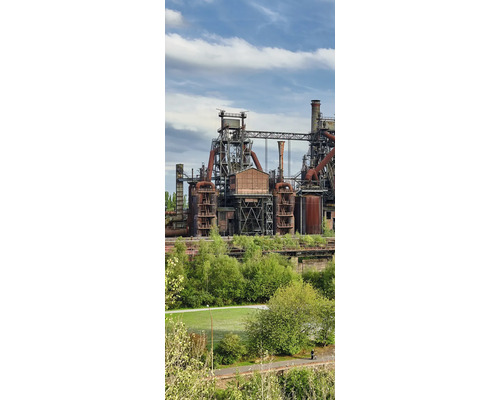 Industrieanlage mit Rohren und Stahlkonstruktionen