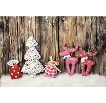 Weihnachtliche Dekoration mit Geschenksäckchen, Baum und Rentieren auf Schnee vor Holzwand