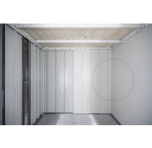 Innenansicht eines Raumes mit Wandpaneelen und Holzdecke