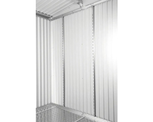 Regalsteher Biohort für Gerätehaus Europa und Geräteschrank Länge 173 cm 2 Stück silber Innenansicht eines Geräteschuppens mit Metallwänden und -rahmen