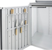 Geöffneter Gartenschrank mit Gartengeräten