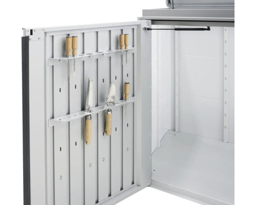 Geöffneter Gartenschrank mit Gartengeräten