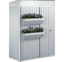 Geräteschuppen mit zwei bepflanzten Blumenkästen