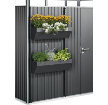 Gartenschrank mit Blumenkästen und Bepflanzung