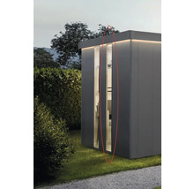 Modernes Gartenhaus mit Glasschiebetüren und Außenbeleuchtung