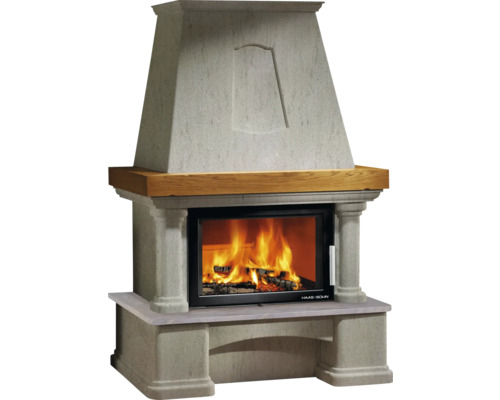 Kamin mit Feuerstelle und Holzfeuer