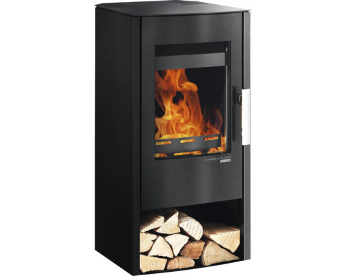 Kaminofen mit Holzfach und brennendem Feuer