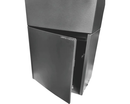 Briefkasten mit geöffneter Tür