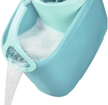 Blauer Putzeimer mit Wasser und Schaum wird ausgegossen.