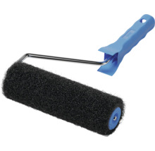 Farbwalze mit schwarzer Textur und blauem Griff
