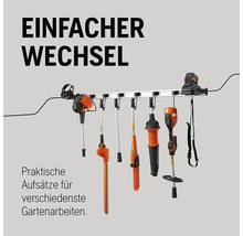 Gartenwerkzeuge an einer Aufhängung zur einfachen Aufbewahrung.