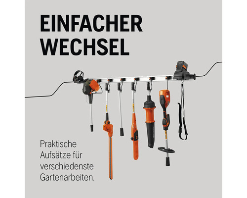 Gartenwerkzeuge an einer Aufhängung zur einfachen Aufbewahrung.