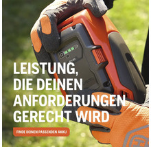 Husqvarna Akku wird von einer Person mit Arbeitshandschuhen gehalten