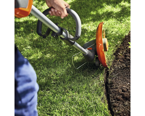 Rasentrimmer im Einsatz zur Rasenkantenpflege