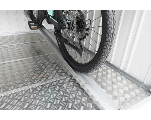 Fahrrad auf einer Rampe in einem Lagerraum.