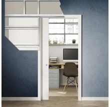 Szene mit Schiebetür vor einem Arbeitszimmer mit Schreibtisch und Büromöbeln