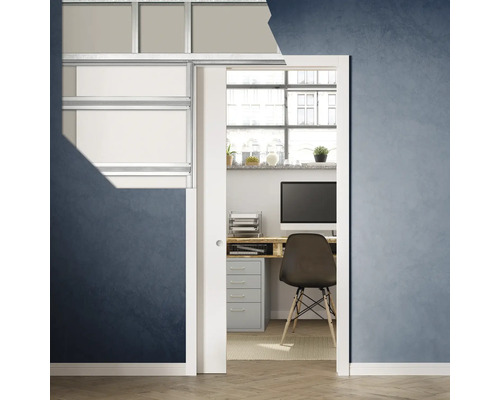 Szene mit Schiebetür vor einem Arbeitszimmer mit Schreibtisch und Büromöbeln