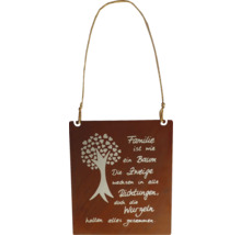 Dekoratives Schild mit Baum und Familienspruch an einer Kordel