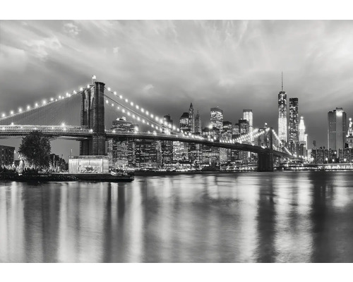 Schwarzweiß-Foto der Brooklyn Bridge und der New Yorker Skyline bei Nacht