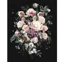 Blumenarrangement mit Rosen, Pfingstrosen und anderen Blumen auf dunklem Hintergrund