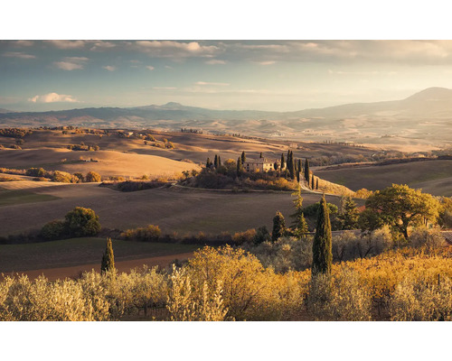 Toskanische Landschaft mit Zypressen und Bauernhaus auf Hügel