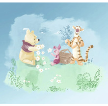 Illustration mit Winnie Puuh, Ferkel und Tigger beim Blumenpflücken für ein Picknick