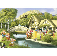 Illustration von Schneewittchen und den sieben Zwergen vor ihrem Haus mit Brücke und Bach