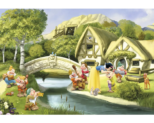 Illustration von Schneewittchen und den sieben Zwergen vor ihrem Haus mit Brücke und Bach