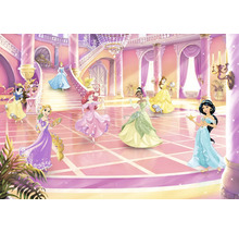 Illustration mit mehreren Disney Prinzessinnen in einem Ballsaal