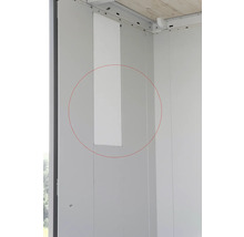 Detailaufnahme eines weißen Wandpaneels mit rechteckigem Ausschnitt